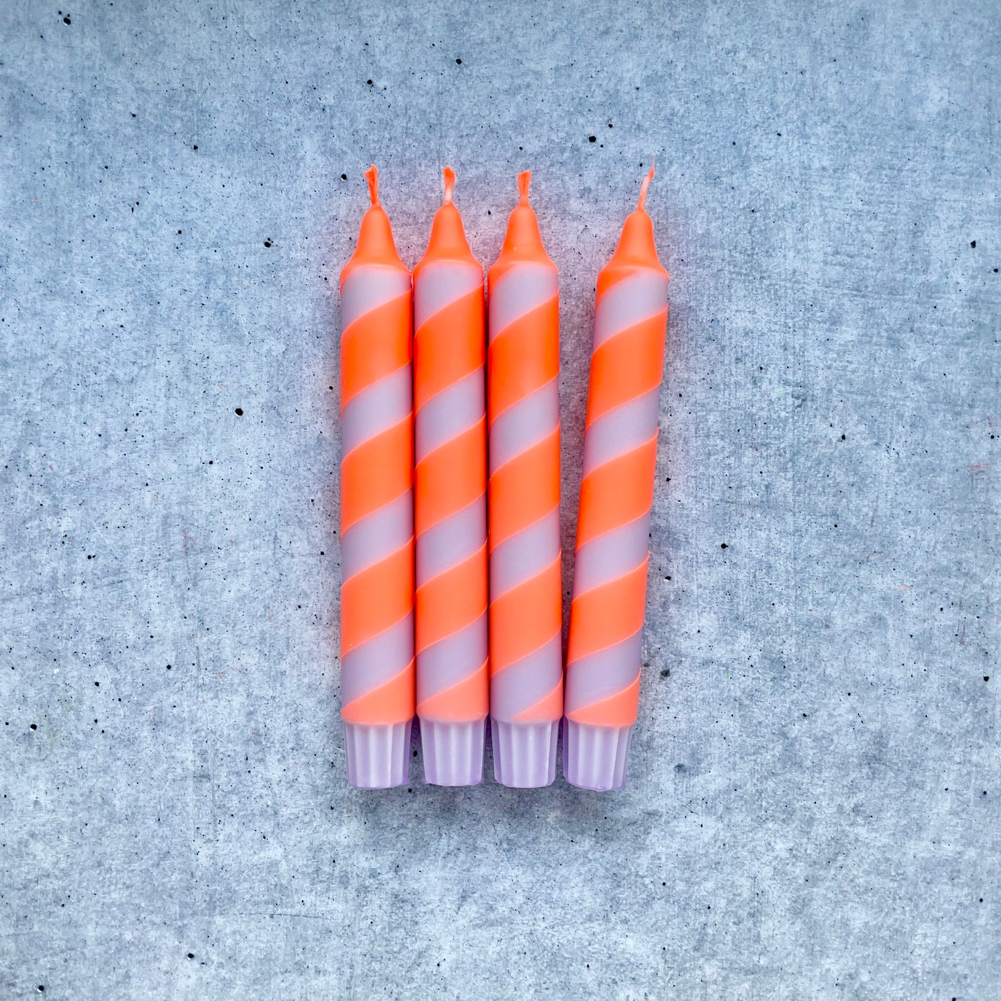 Dip Dye Kerzen | Swirl flieder-neonorange | 4er Set