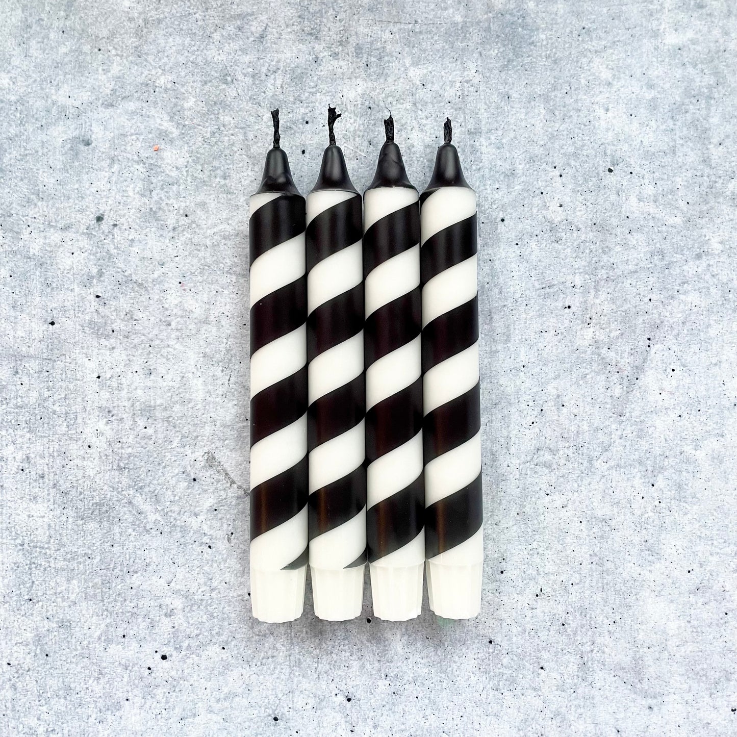 Dip Dye Kerzen schwarz-weiß | gestreifte Kerze Swirl | 4er Set