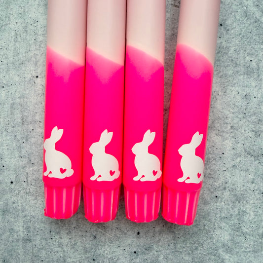 Osterkerze mit Osterhasenmotiv in frühlischer Farbe