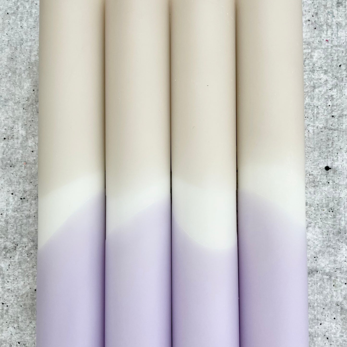 Detailansicht des unteren Farbverlaufs einer Dip Dye Kerze in Beige und Flieder