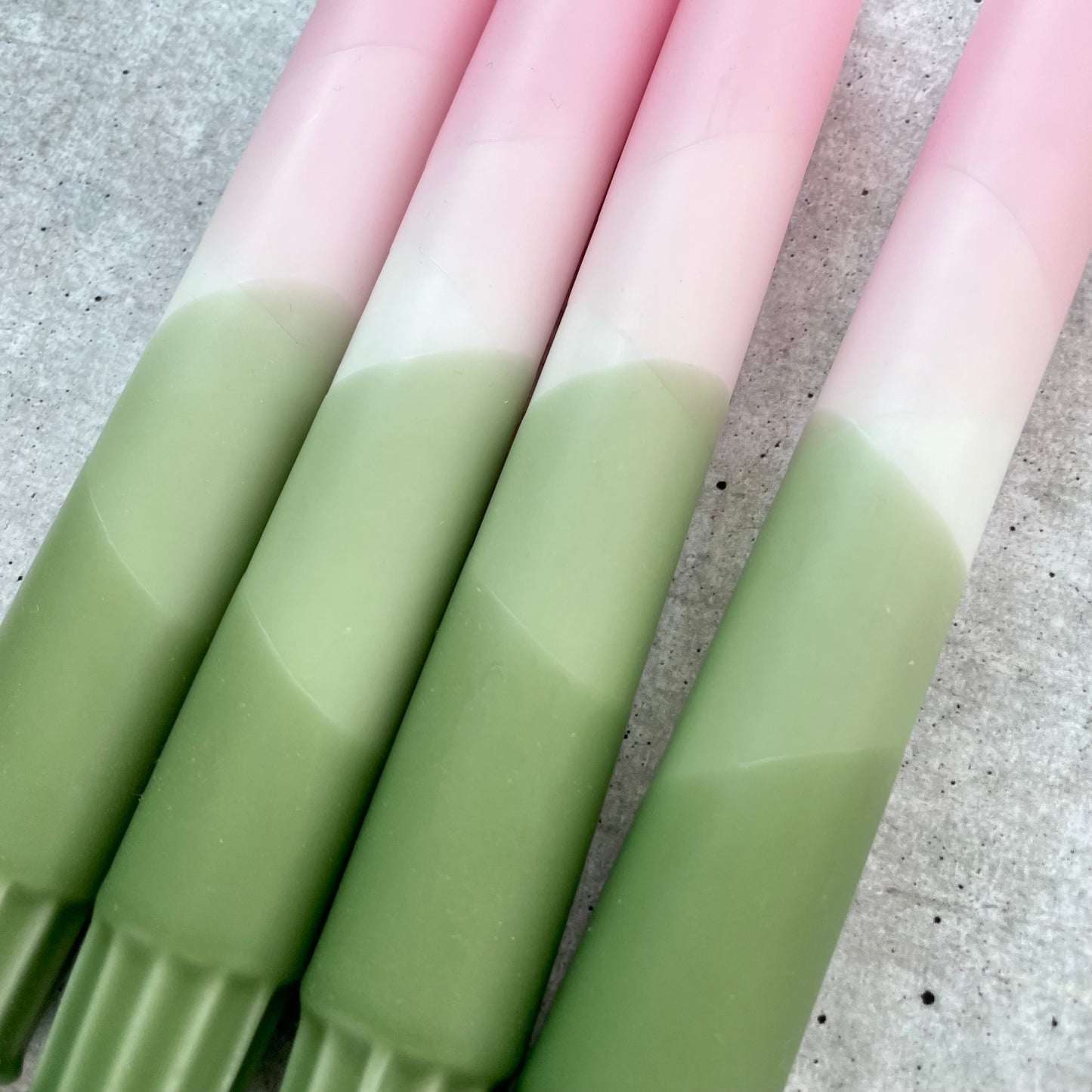 Detailansicht des unteren Farbverlaufs einer Dip Dye Kerze in Olive und Rosa