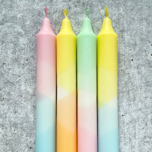 Detailaufnahme der sanften Pastell-Farbverläufe handgefertigter Dip Dye Kerzen
