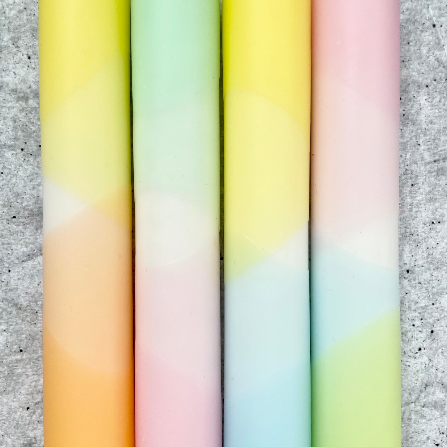 Nahaufnahme der Oberfläche und feinen Übergänge der Pastellfarben im Dip Dye Kerzen Pastellmix 1