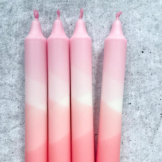 Detailaufnahme Dip Dye Kerzen Rosa-Peach – sanfter Farbverlauf von Rosa zu Apricot