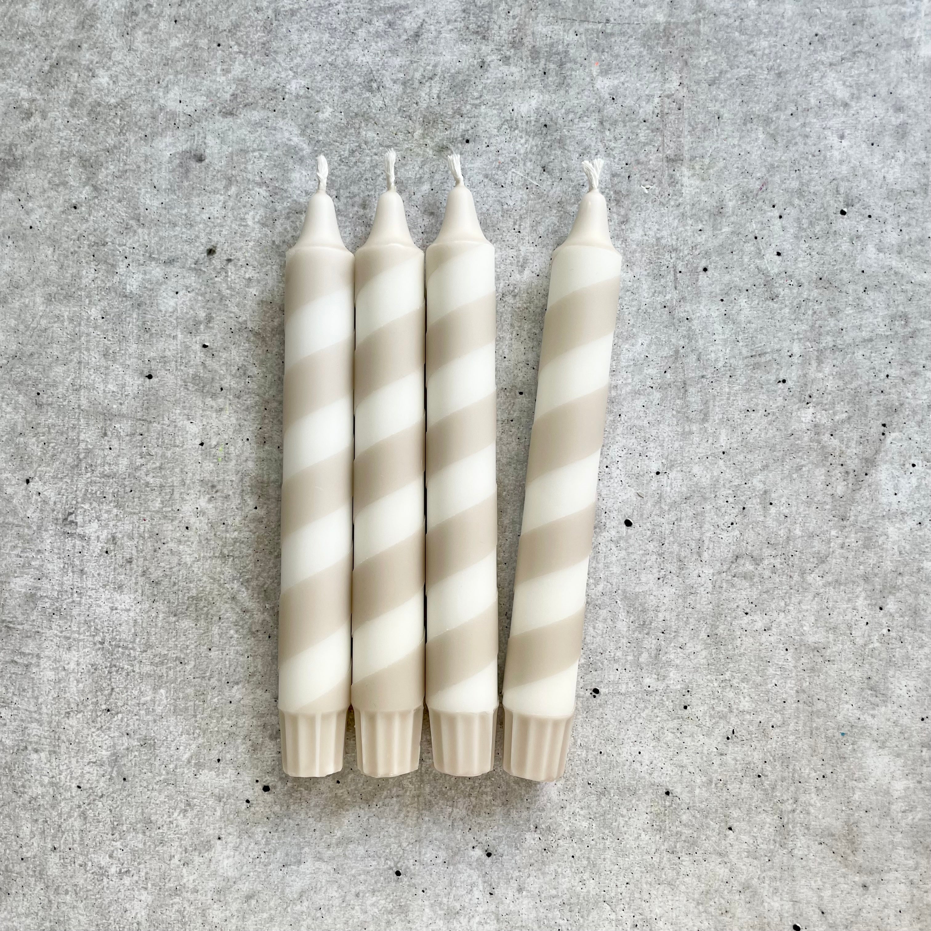 Swirl Kerzen beige – gedrehte Designkerzen für moderne Wohnräume