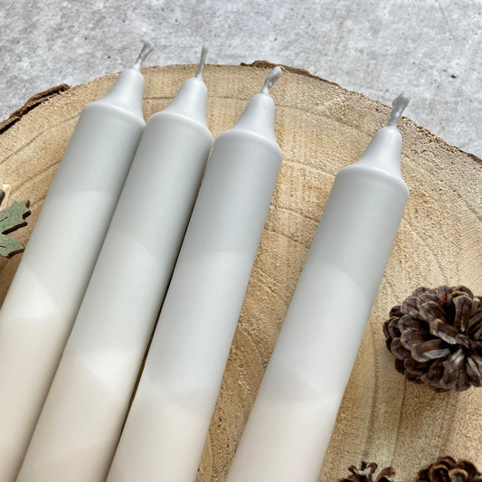 Detailaufnahme des Dip Dye Farbverlaufs in Beige und Grau bei einer Stabkerze