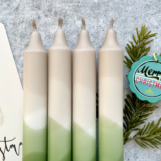 Detailansicht einer Dip Dye Stabkerze in Olive und Beige mit sanftem Farbverlauf