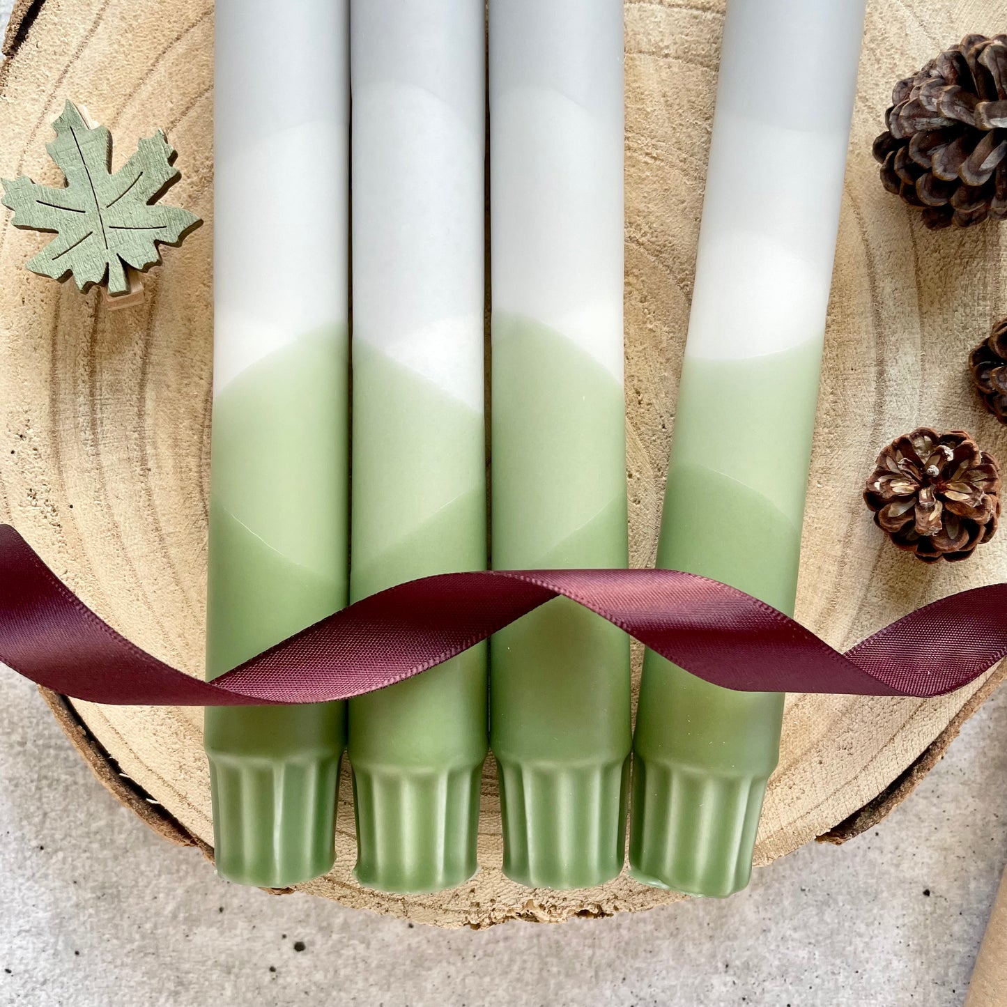 Detailaufnahme des Dip Dye Farbverlaufs in Olive und Grau bei einer Stabkerze