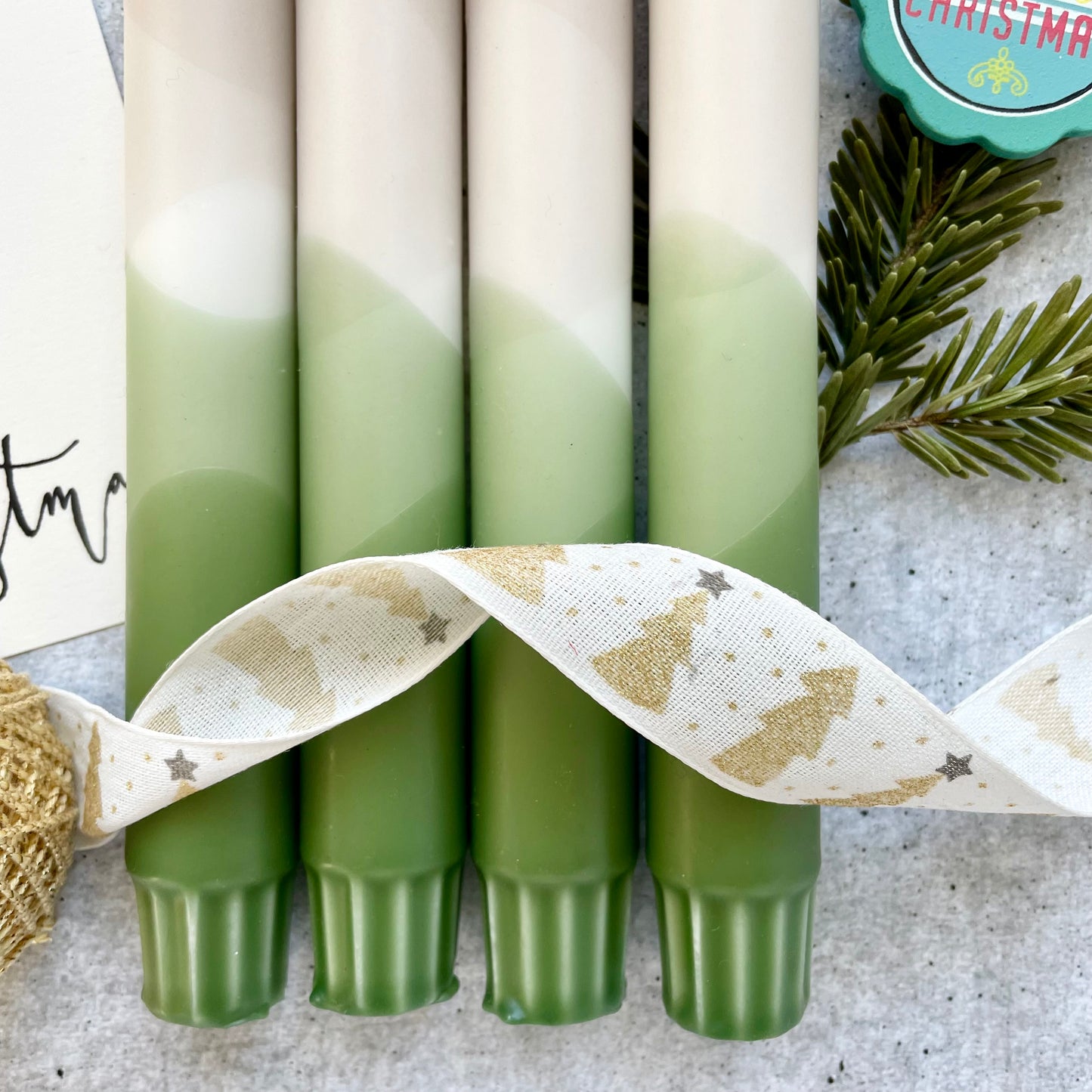 Detailansicht einer Dip Dye Kerze in Olive und Beige mit sanftem Farbverlauf