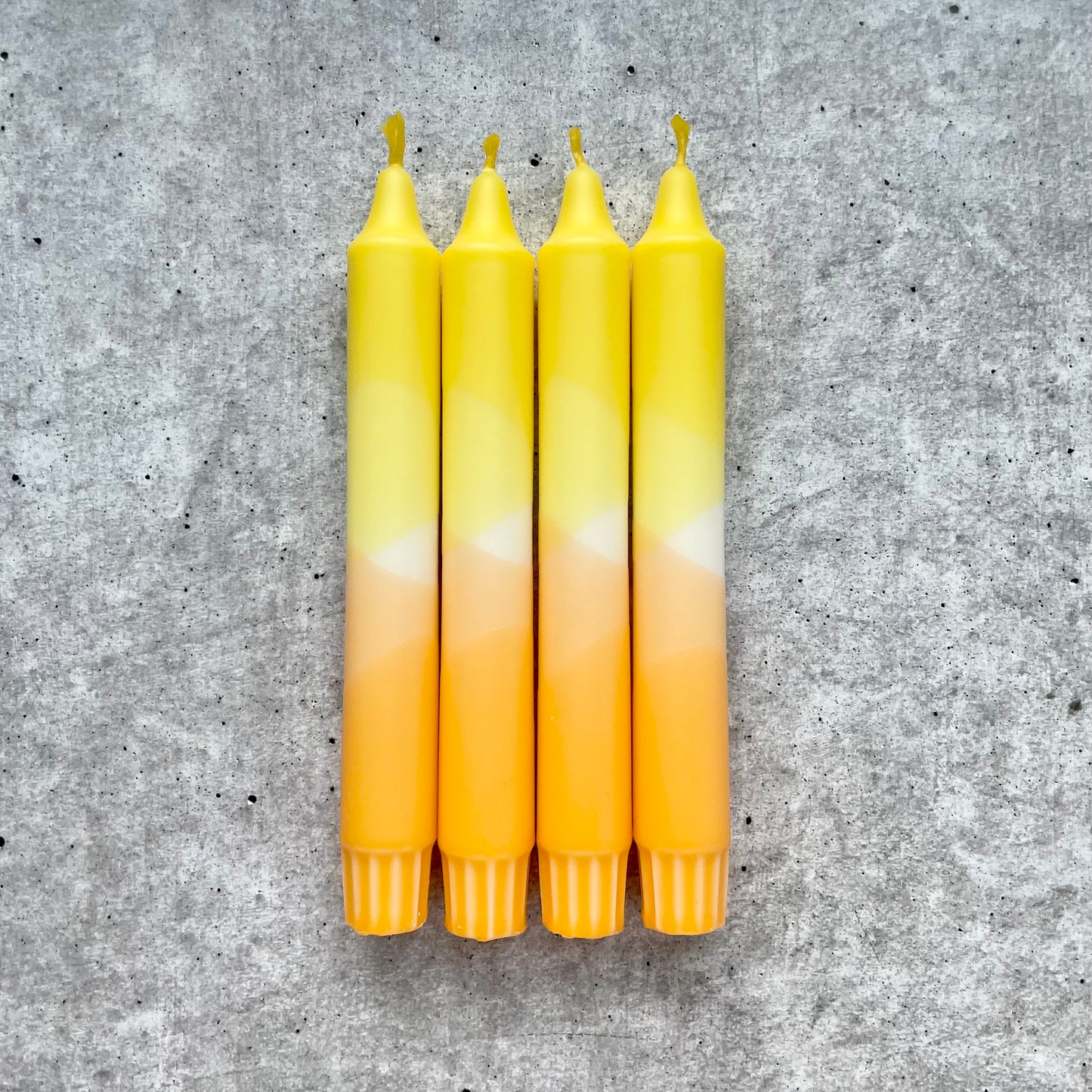 Dye Kerzen in pastell gelb und orange im 4er Set | Wolkenreich