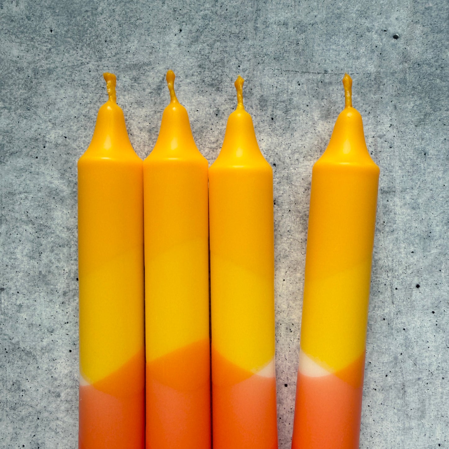 Dye Stabkerzen in gelb und orange im 4er Set | Wolkenreich