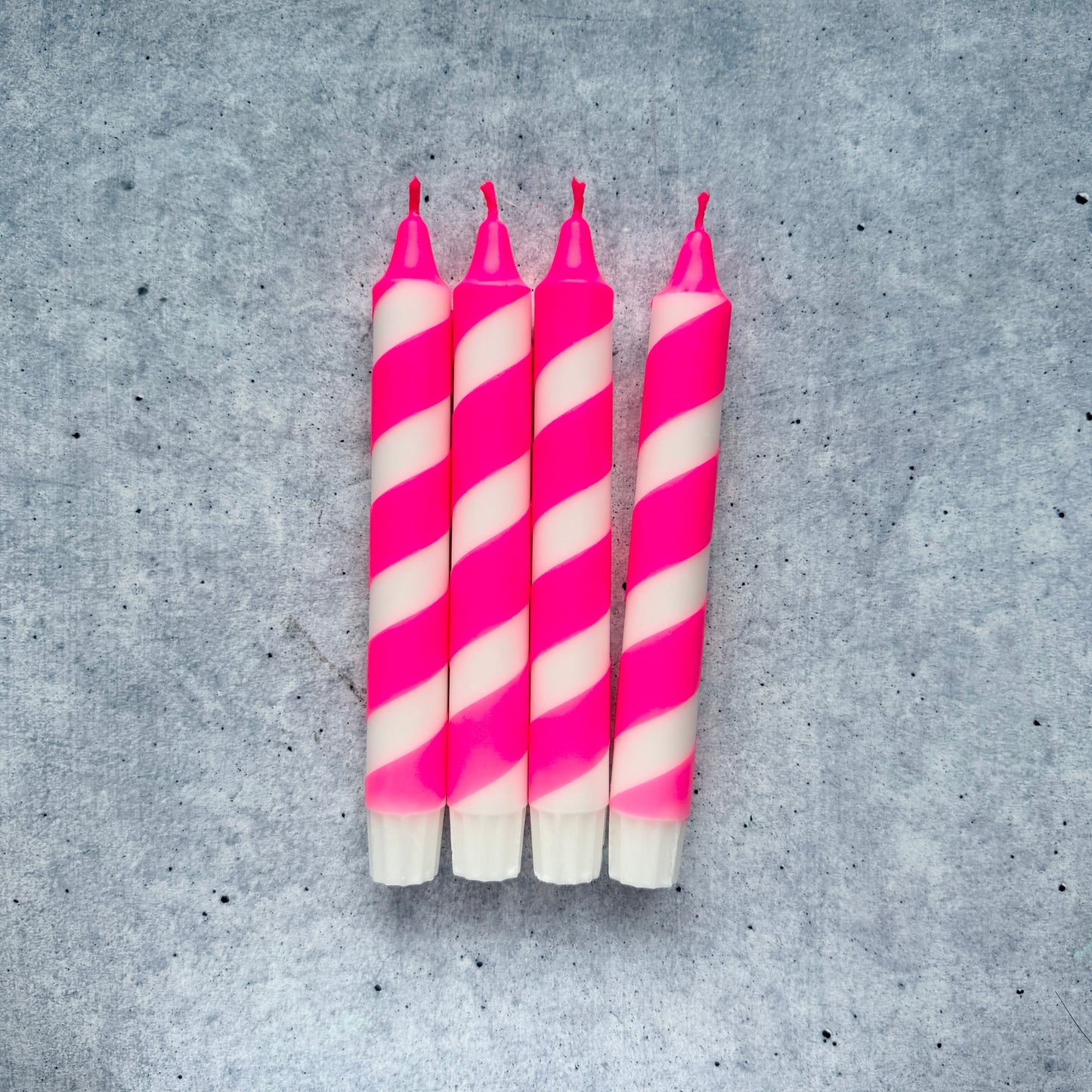 Dip Dye Kerzen | Swirl neonpink-weiß | 4er Set