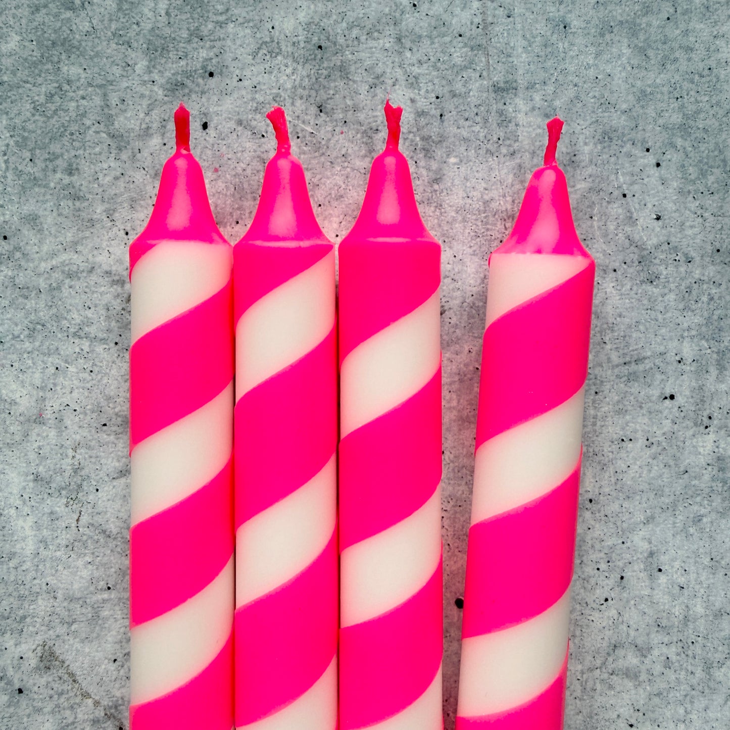 Dip Dye Kerzen | Swirl neonpink-weiß | 4er Set