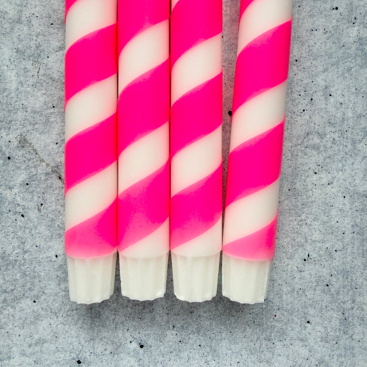 Dip Dye Kerzen | Swirl neonpink-weiß | 4er Set
