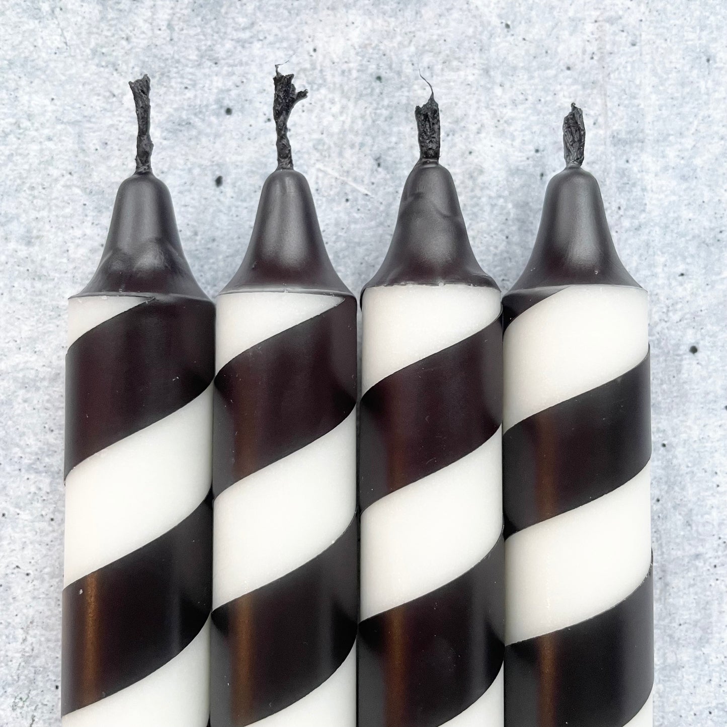 Dip Dye Kerzen schwarz-weiß | gestreifte Kerze Swirl | 4er Set
