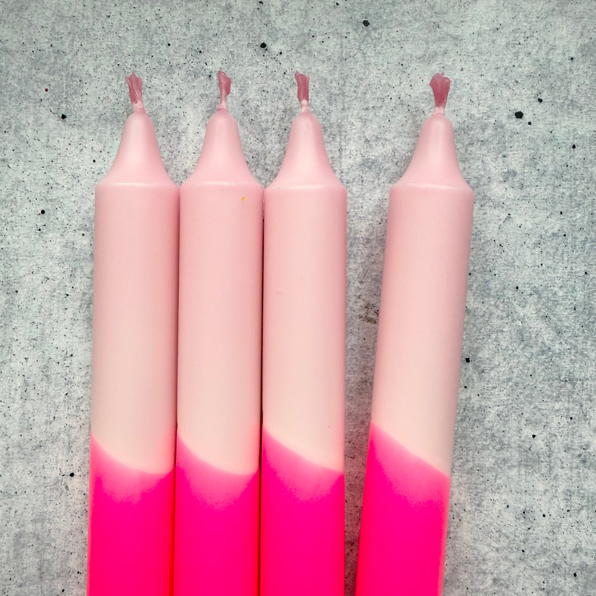 Dekorative Osterkerze mit Hasenfigur für Ostern