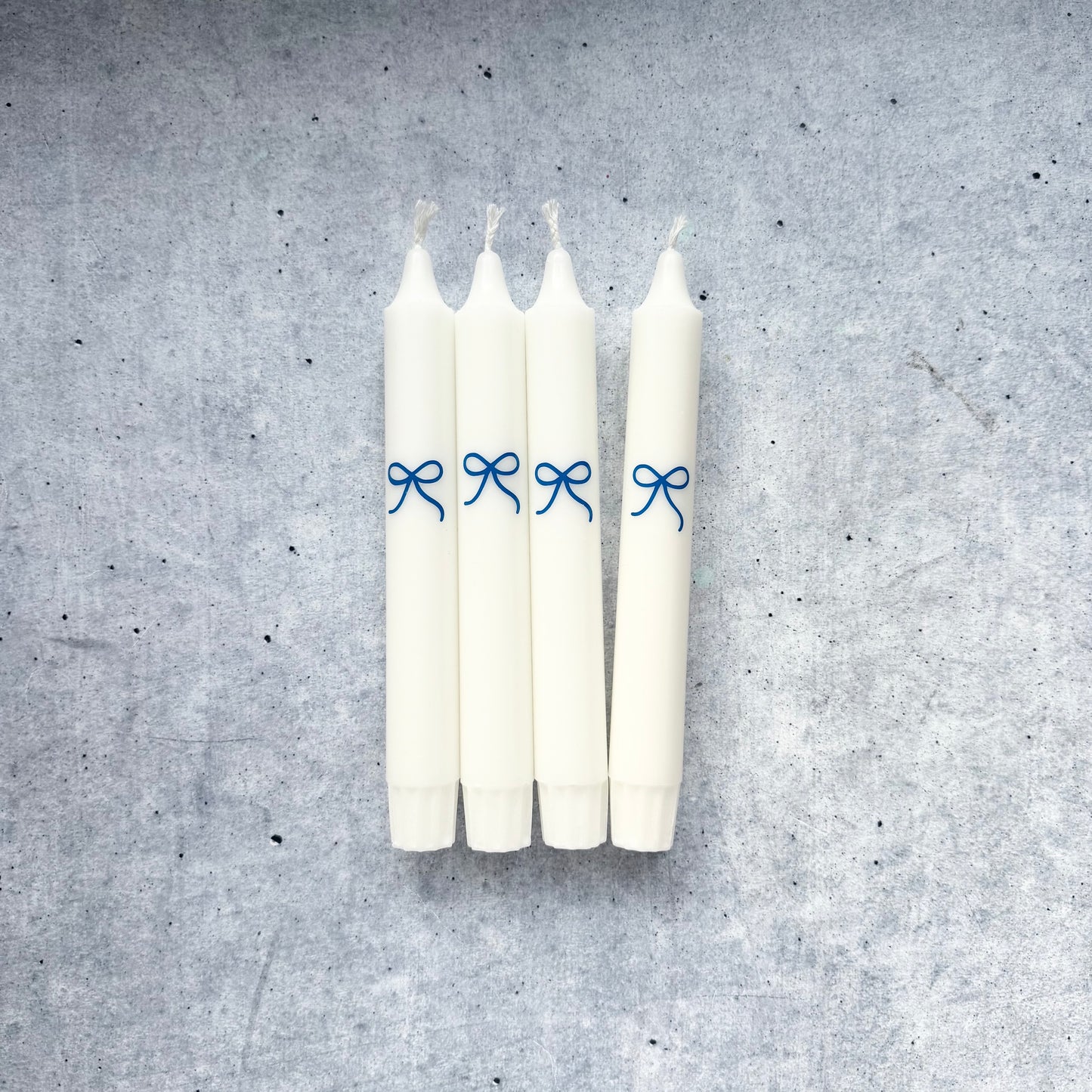 4er Set weiße Stabkerzen mit blauer Schleife – handveredelte Dekokerzen von Wolkenreich