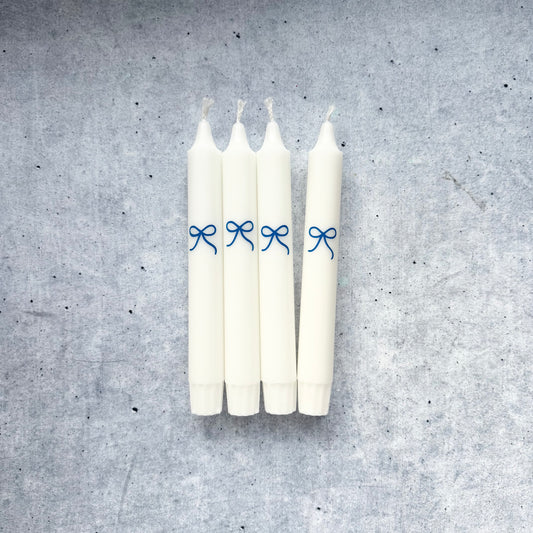 4er Set weiße Stabkerzen mit blauer Schleife – handveredelte Dekokerzen von Wolkenreich