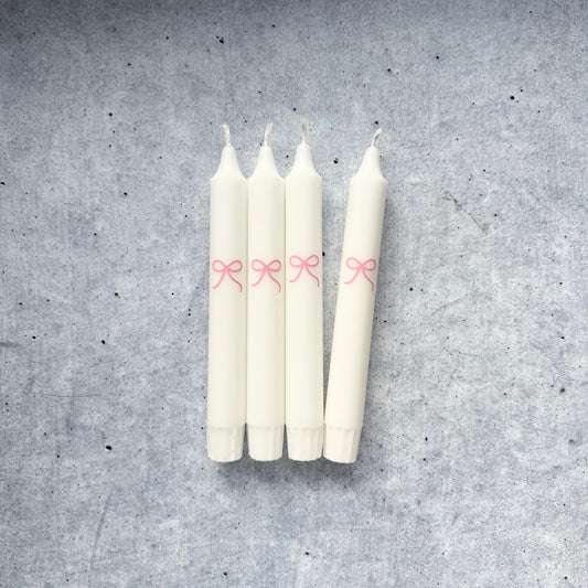4er Set weiße Stabkerzen mit rosa Schleife – handveredelte Dekokerzen von Wolkenreich