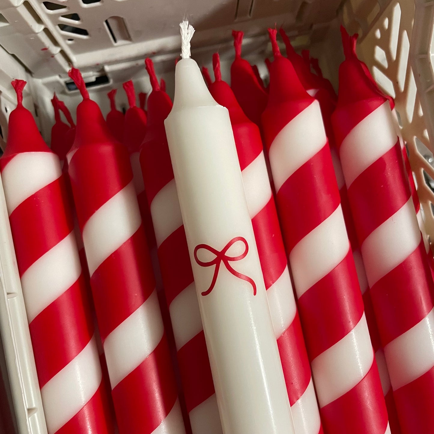 4er Set weiße Stabkerzen mit roter Schleife – handveredelte Dekokerzen für Weihnachten von Wolkenreich