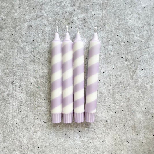 4er Set Dip Dye Kerzen in lila gestreift – dekorative Stabkerzen 