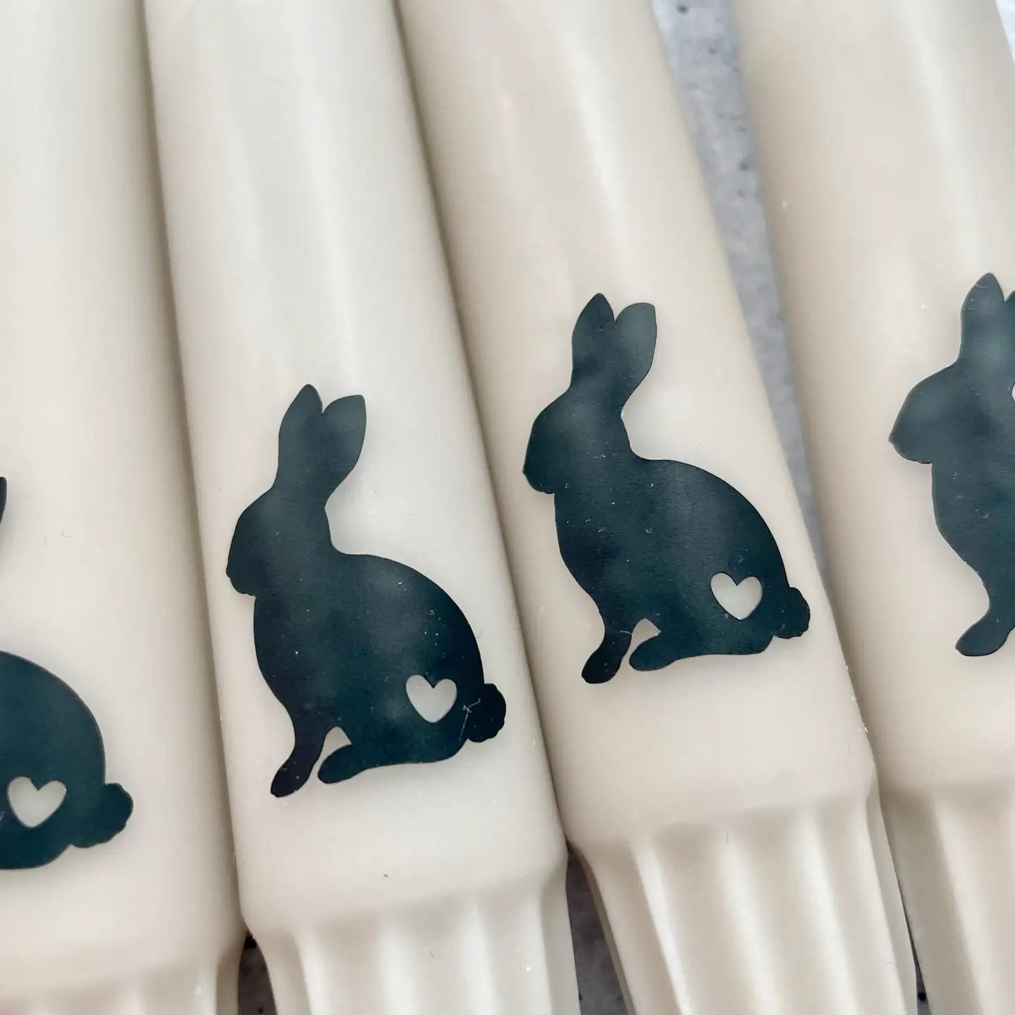 Dekorative Osterkerze in Beige für Osternest oder Geschenk