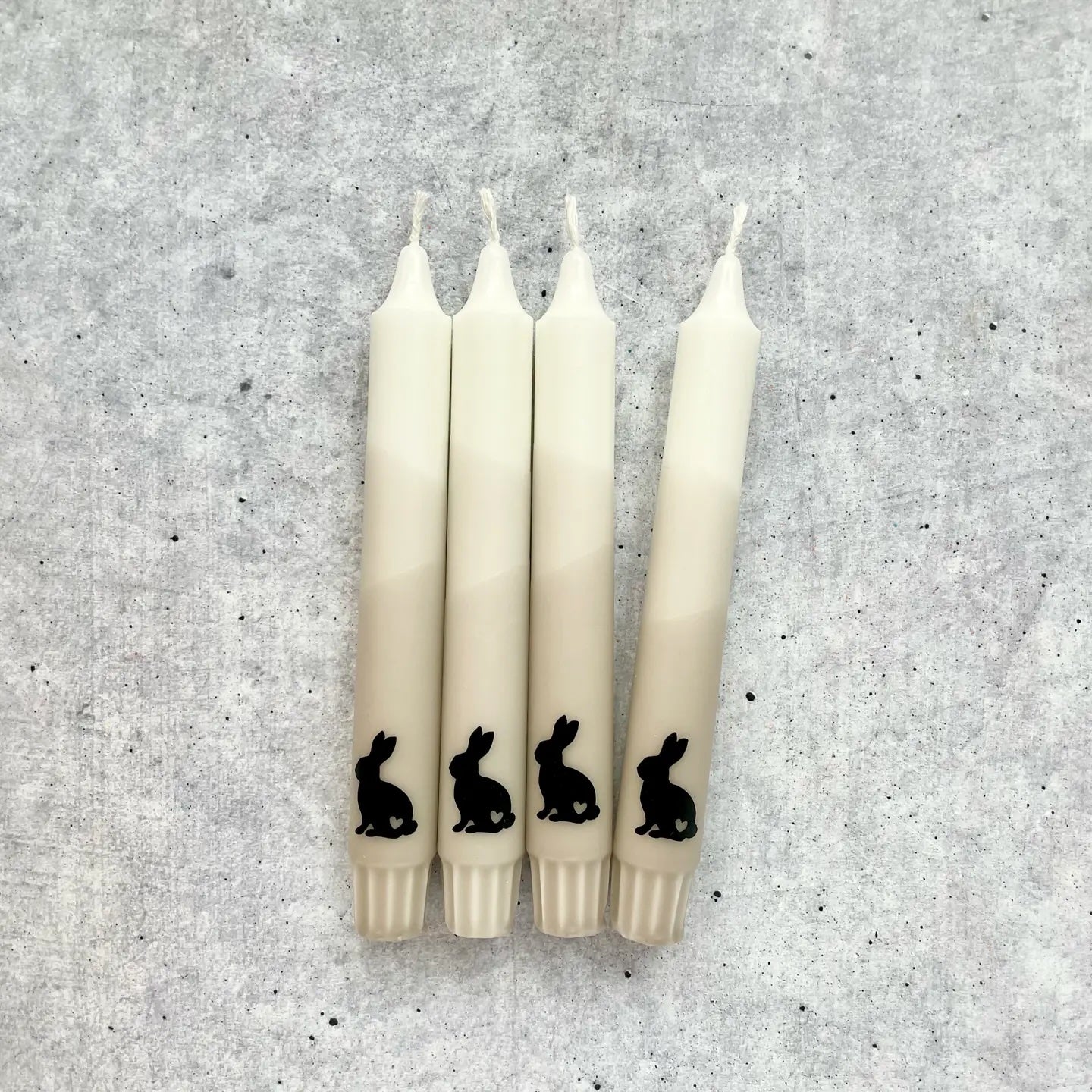 Elegante Osterkerze in Beige als Tischdekoration zu Ostern