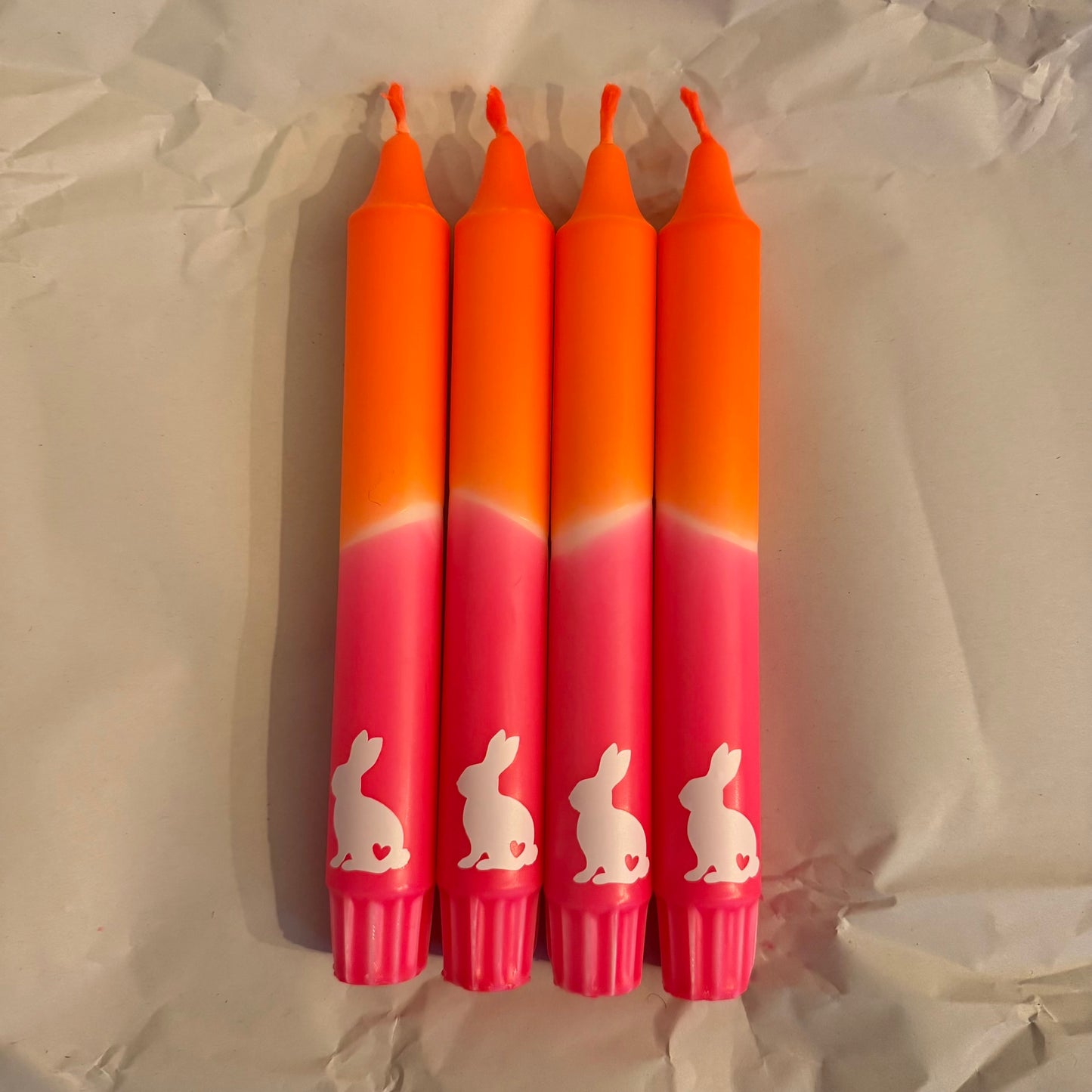 Handgetauchte Osterkerze mit Osterhase in verschiedenen Farben