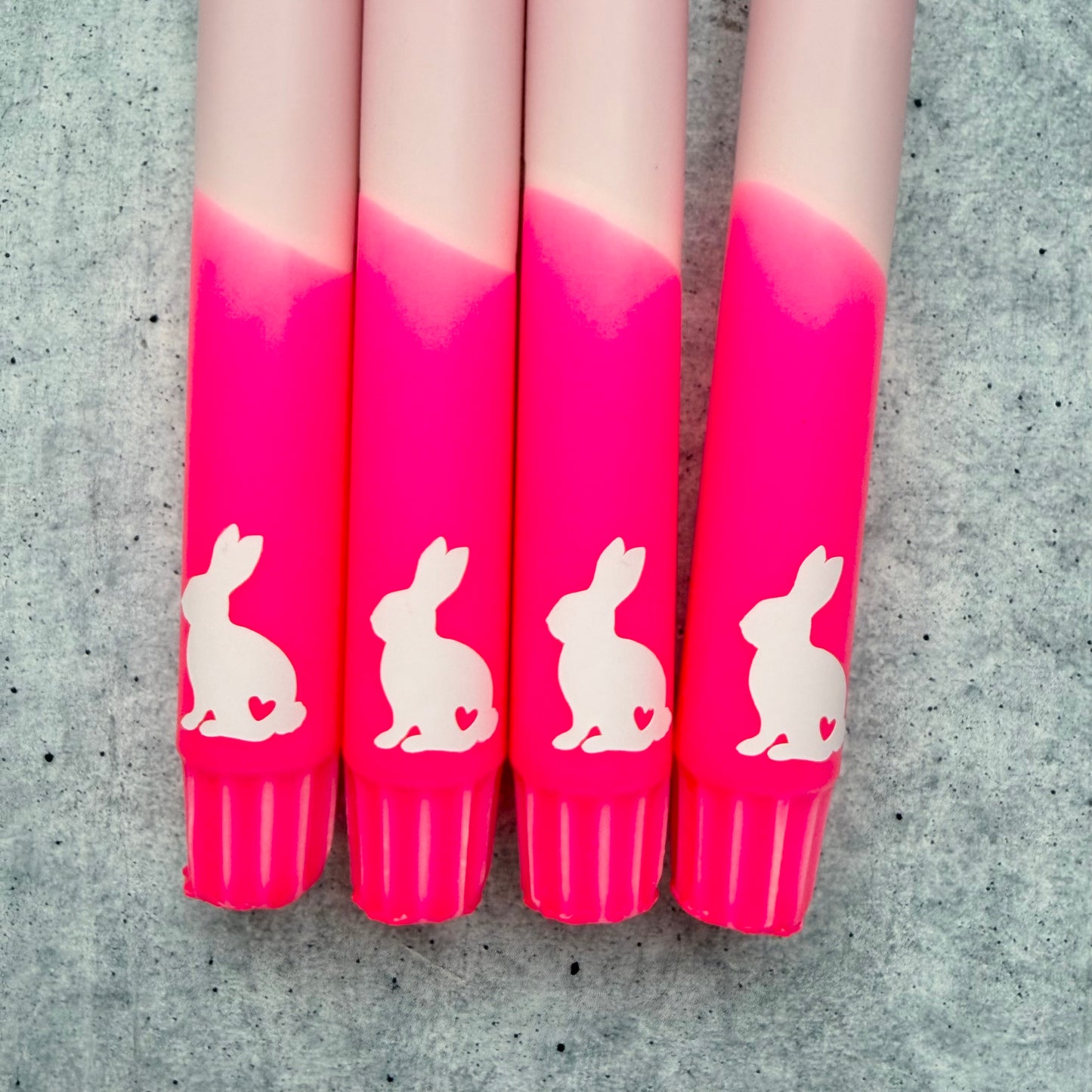 Osterkerze mit Osterhasenmotiv in frühlischer Farbe