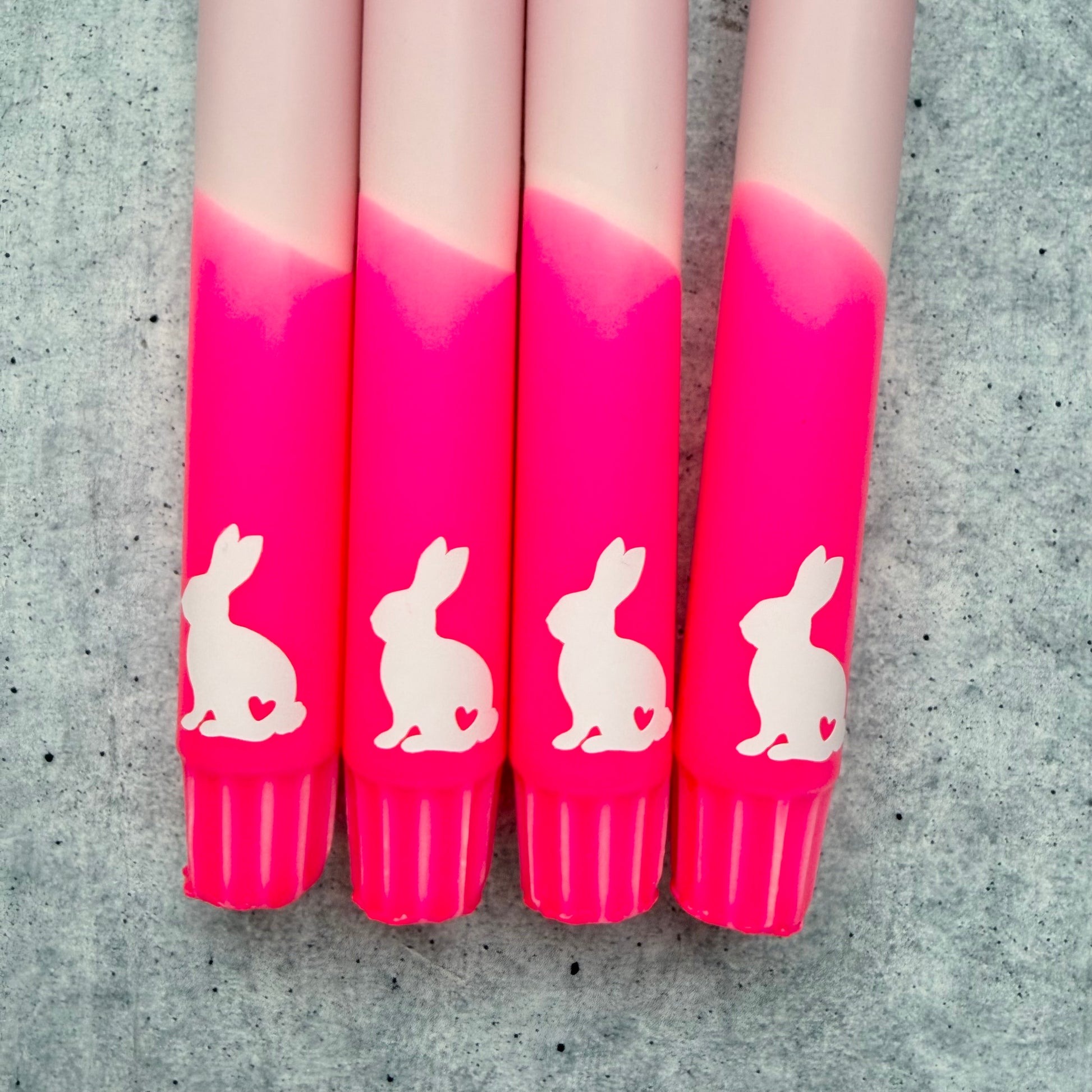 Osterkerze mit Osterhasenmotiv in frühlischer Farbe