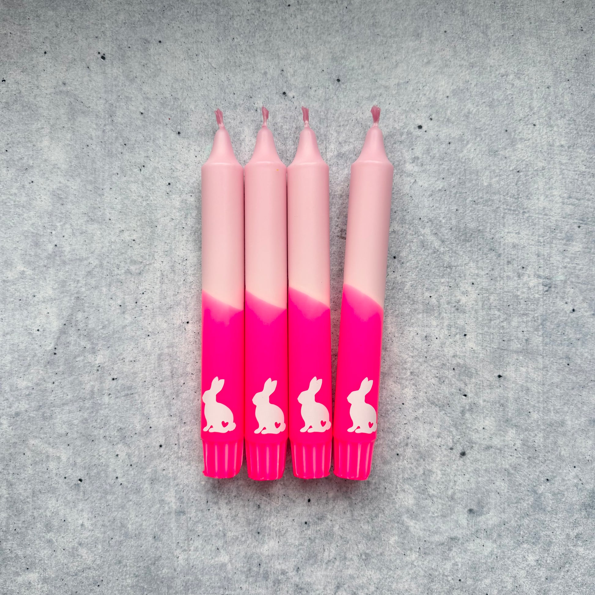 Bunte Osterkerze mit kleinem Osterhasen als Frühlingsdekoration