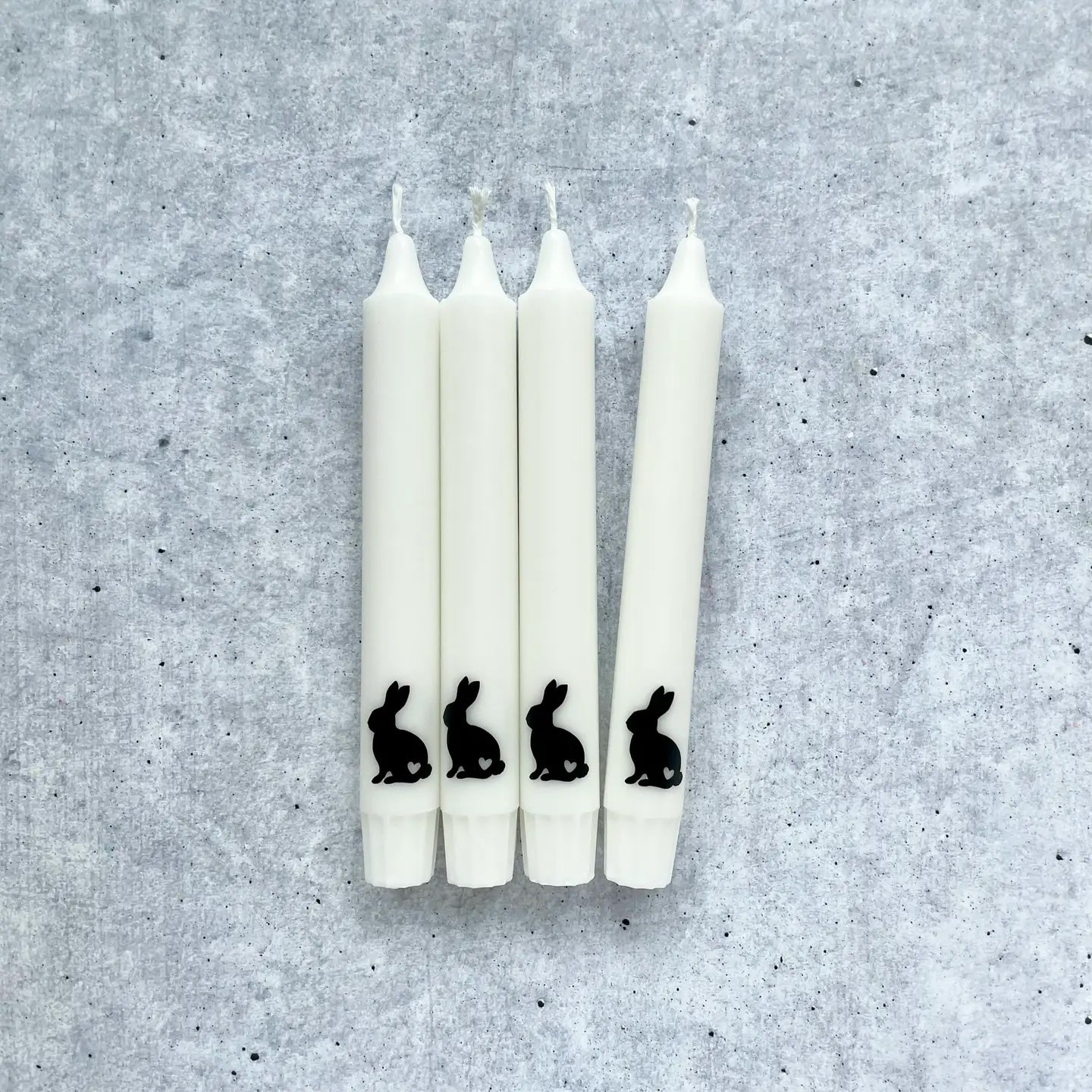 Minimalistische Osterkerze in Schwarz-Weiß als Osterdeko