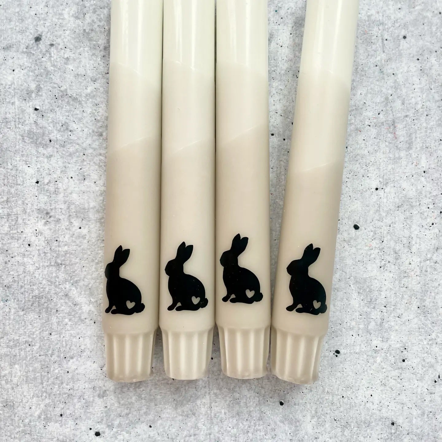 Beige Osterkerze mit Hasenmotiv für frühlingshafte Osterdeko