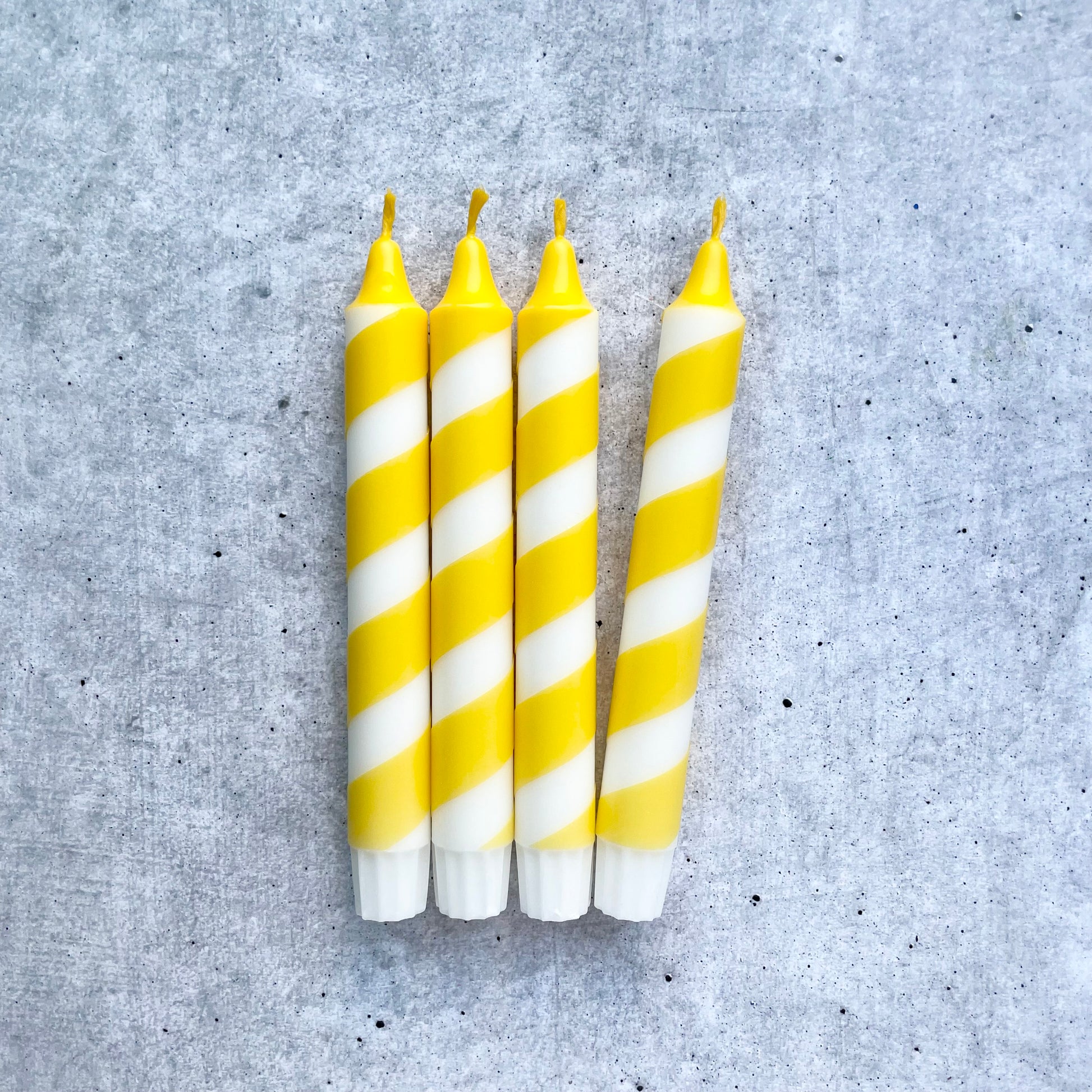 Swirl Kerzen gelb in gedrehter Optik – moderne Stabkerzen für Frühling und Ostern aus Stearinwachs von Wolkenreich