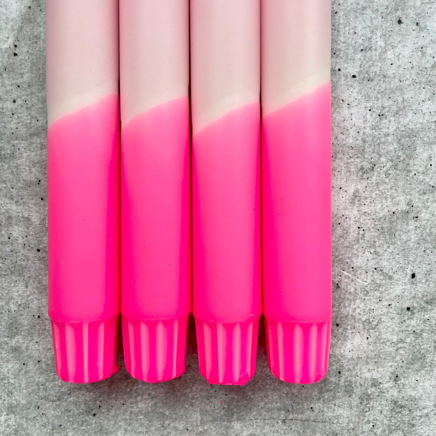 Bunte Dip Dye Kerzen in Neonpink und Rosa als farbenfrohe Dekoration