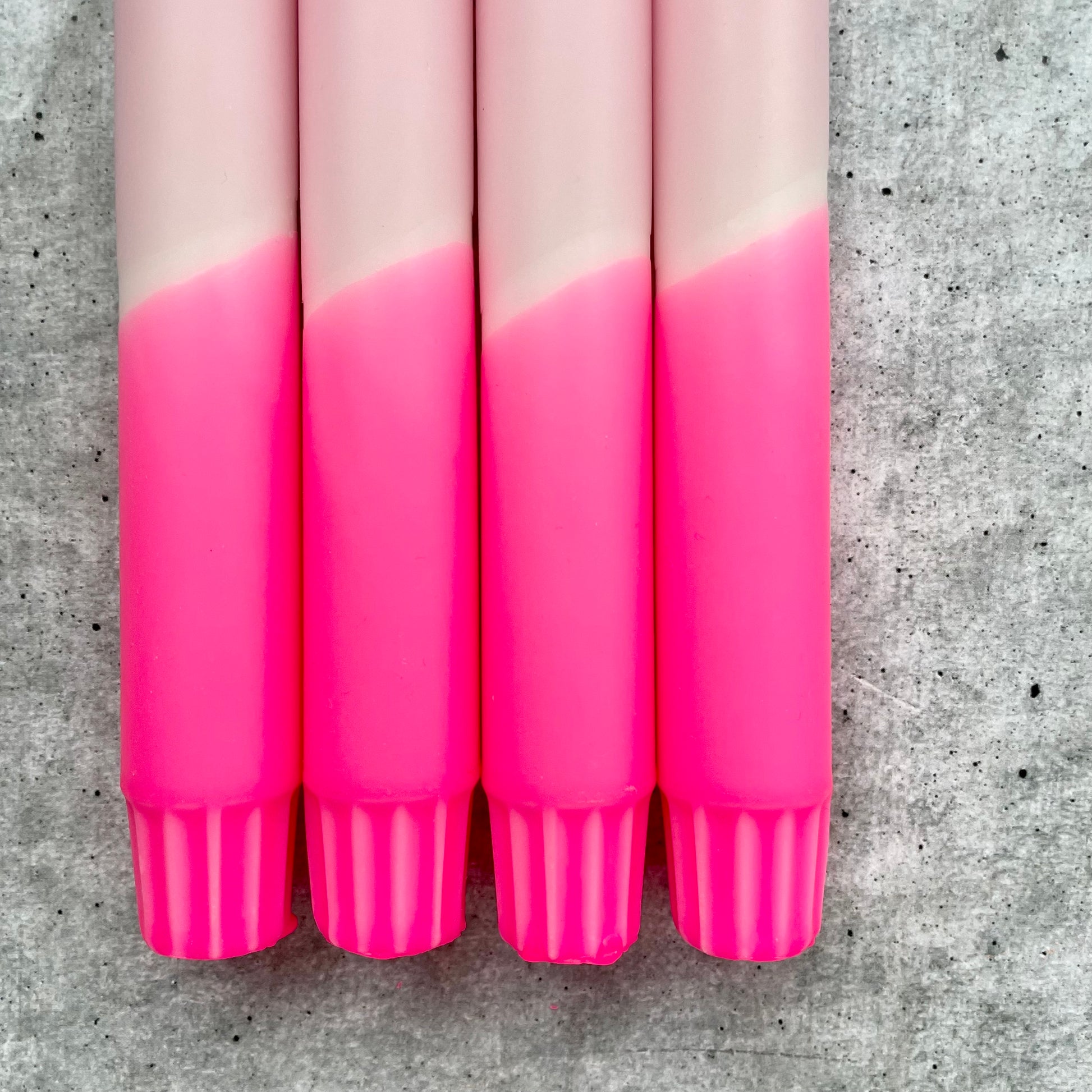 Bunte Dip Dye Kerzen in Neonpink und Rosa als farbenfrohe Dekoration