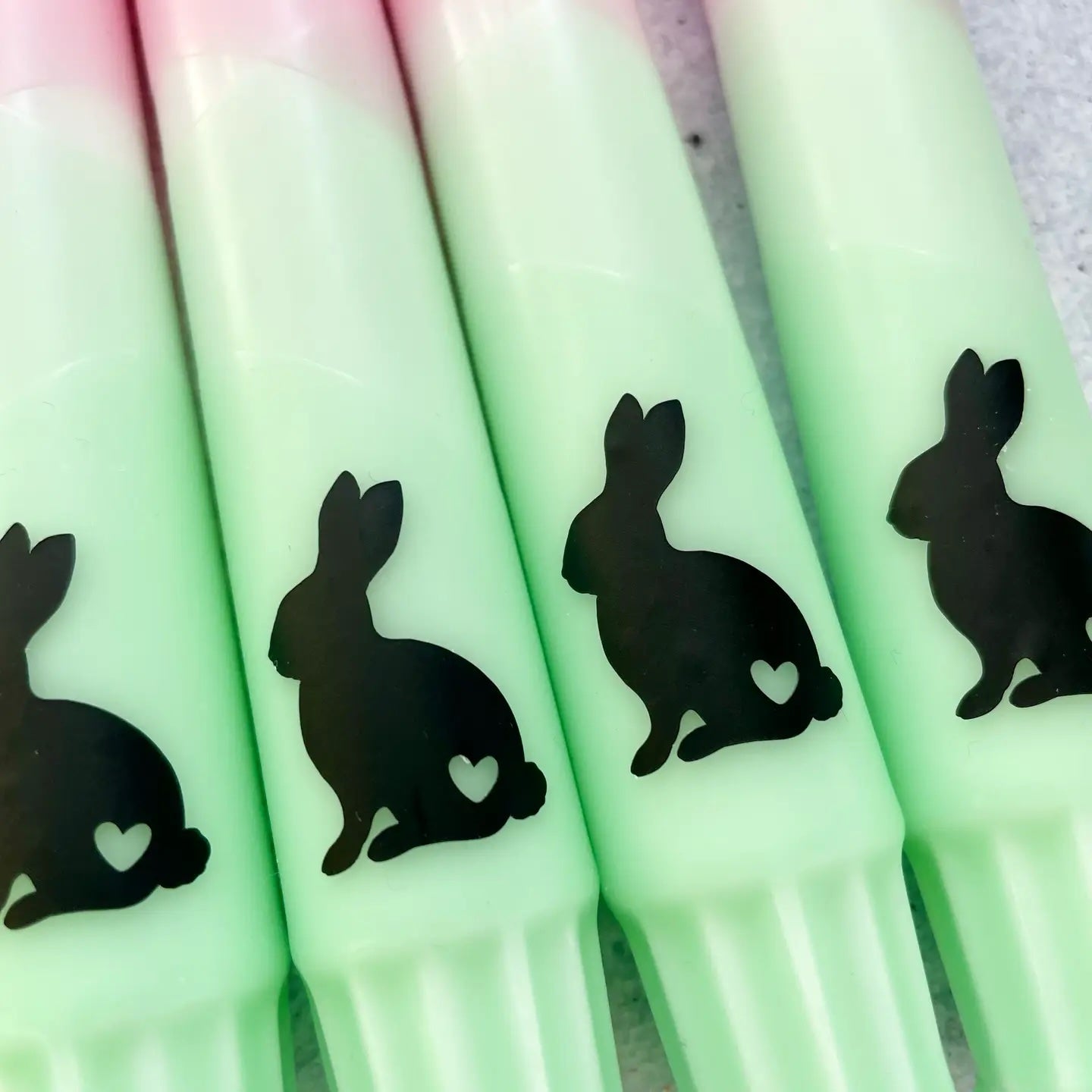 Bunte Osterkerze mit kleinem Osterhasen als Frühlingsdekoration