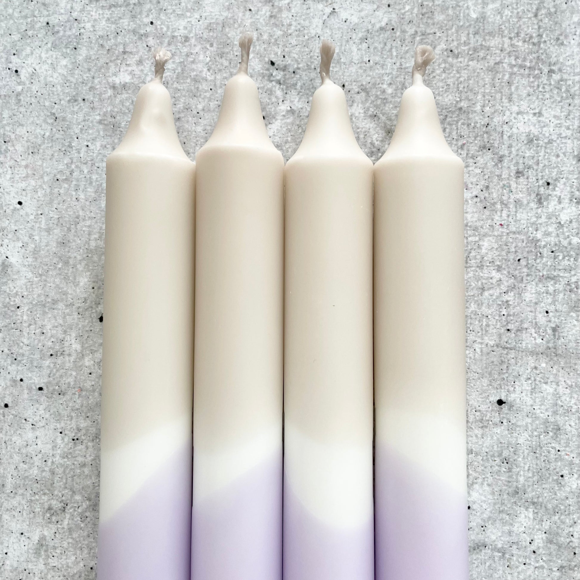 Detailaufnahme des Farbverlaufs einer Dip Dye Kerze in Beige und Flieder