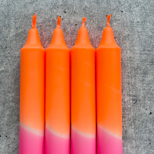 Detailaufnahme des lebhaften Farbverlaufs einer Dip Dye Kerze in Neonpink und Neonorange
