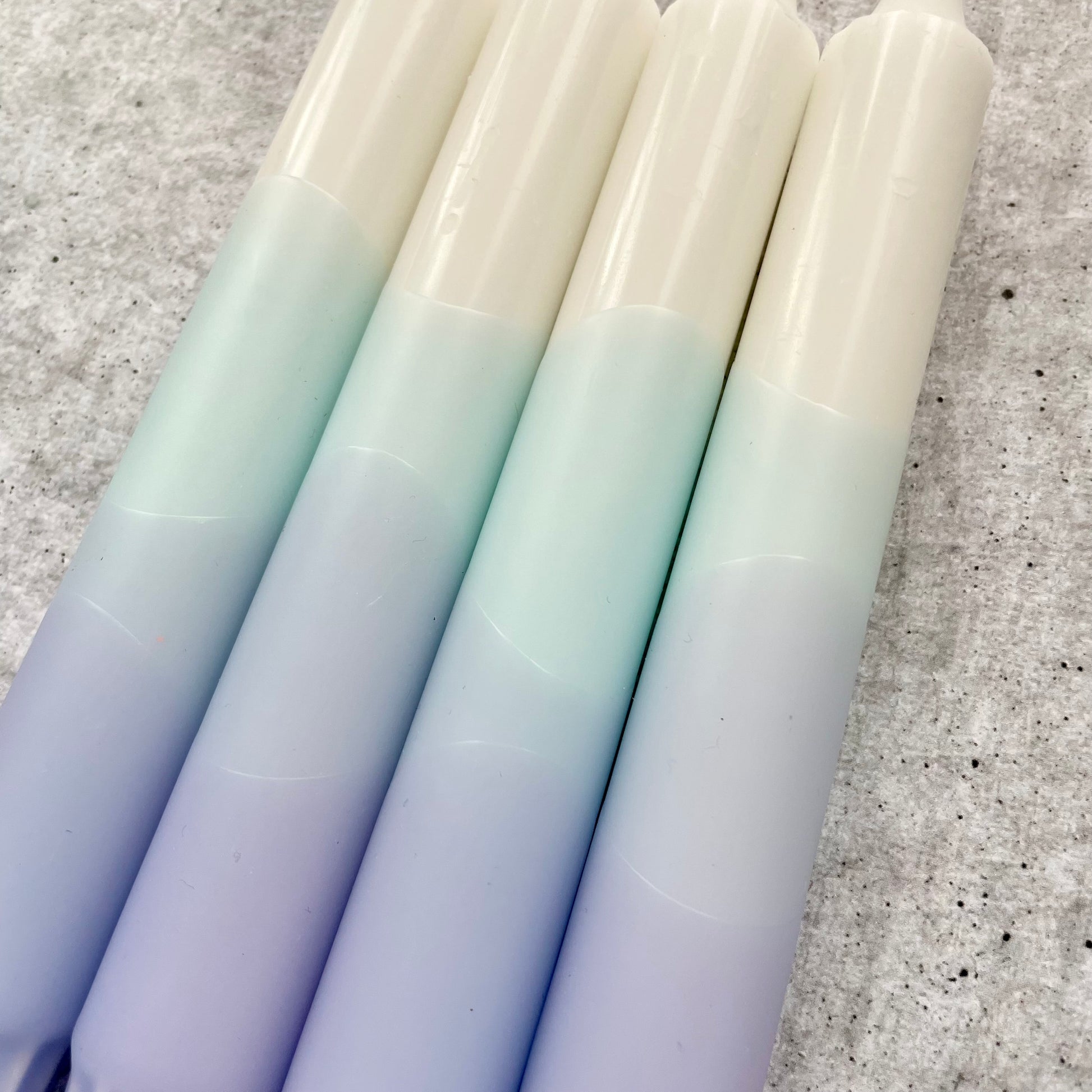 Detailaufnahme des pastelligen Farbverlaufs einer Dip Dye Kerze im Provence Pastellmix