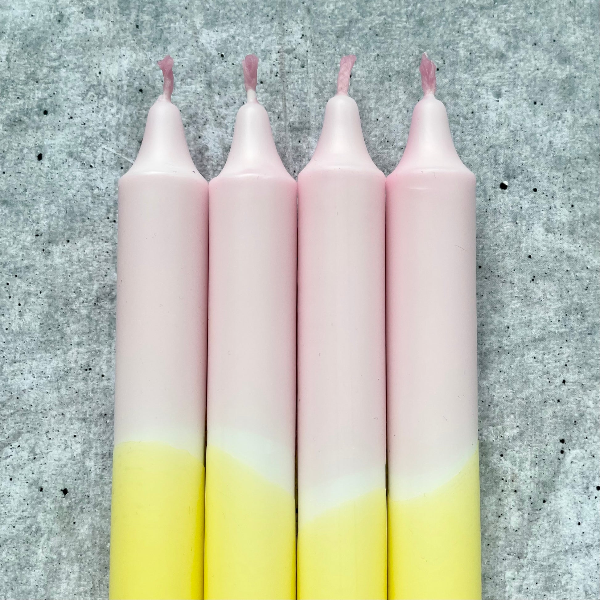 Detailaufnahme des Farbverlaufs einer Dip Dye Kerze in Rosa und Gelb