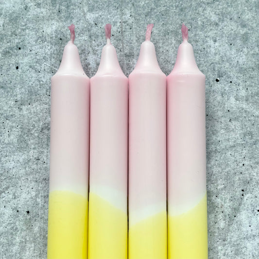 Detailaufnahme des Farbverlaufs einer Dip Dye Kerze in Rosa und Gelb