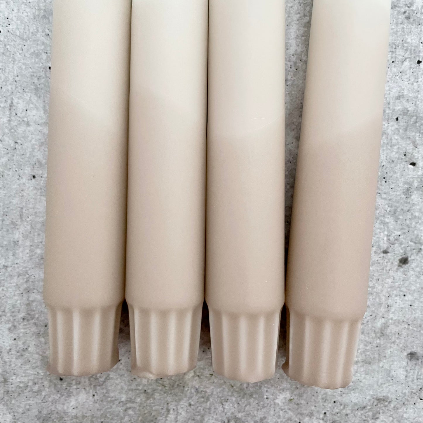 Detailansicht des unteren Farbverlaufs einer Dip Dye Kerze in Beige