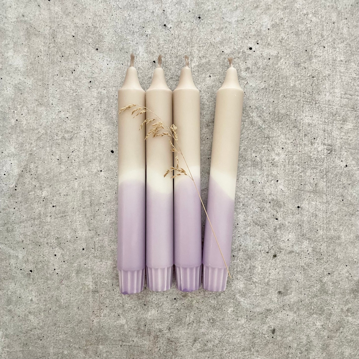 Dip Dye Kerzen Beige-Flieder im 4er Set – handgemachte Stabkerzen