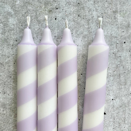 Detailaufnahme Dip Dye Kerzen Lila-Gestreift – sanfte Pastelltöne im Farbverlauf