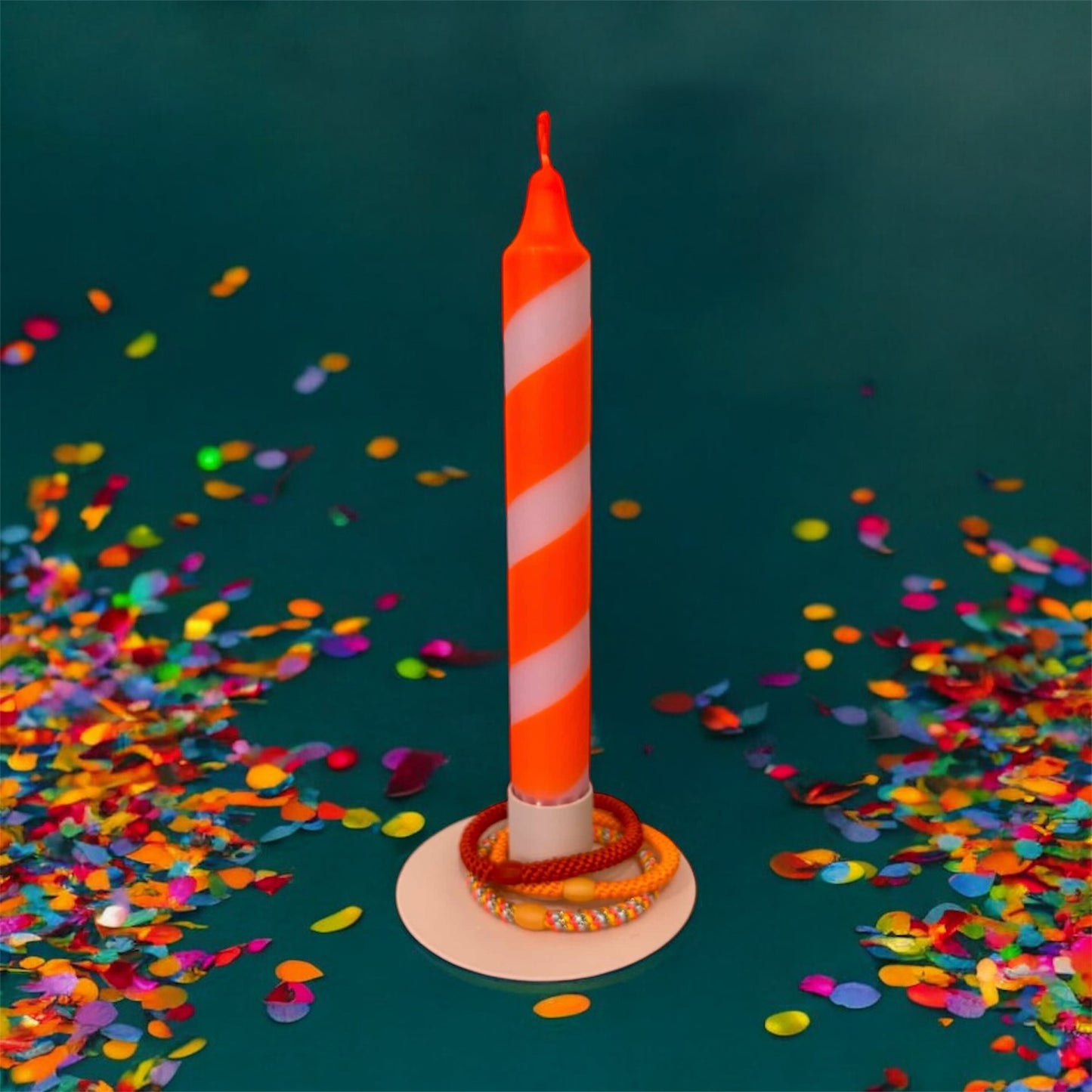 Dip Dye Kerzen Swirl Neonorange-Rosa als Party- und Geburtstagsdeko mit Konfetti