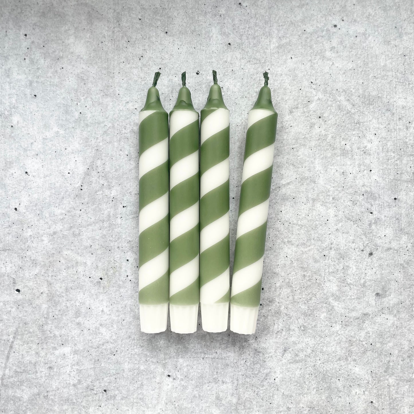 Handgetauchte Swirl Kerzen in Olivegrün für Adventskranz