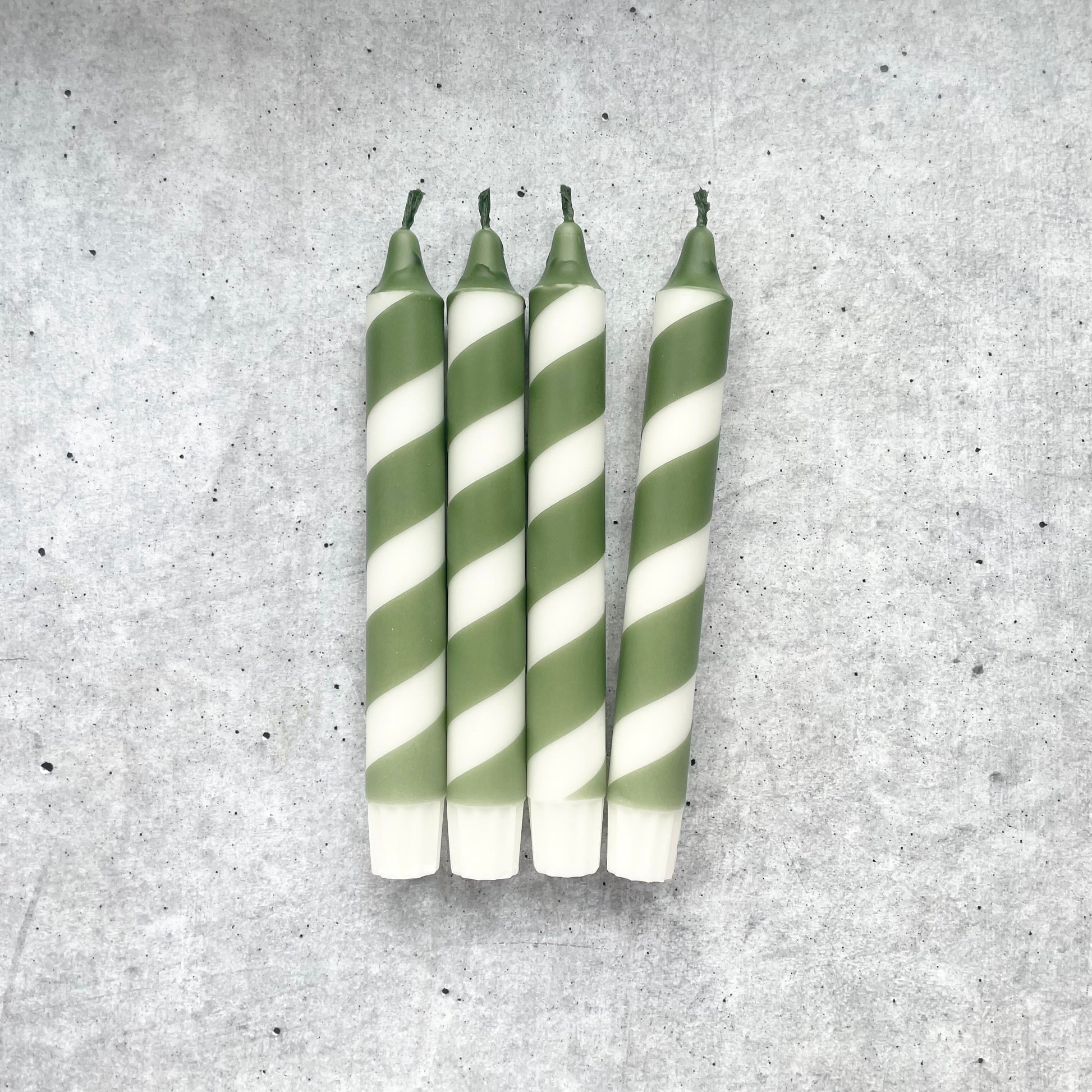 Handgetauchte Swirl Kerzen in Olivegrün für Adventskranz