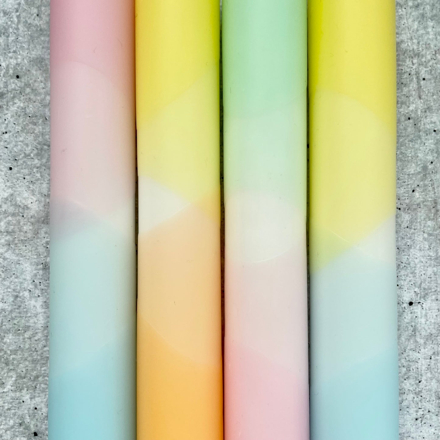 Nahaufnahme der feinen Farb- und Übergangseffekte bei pastelligen Dip Dye Kerzen