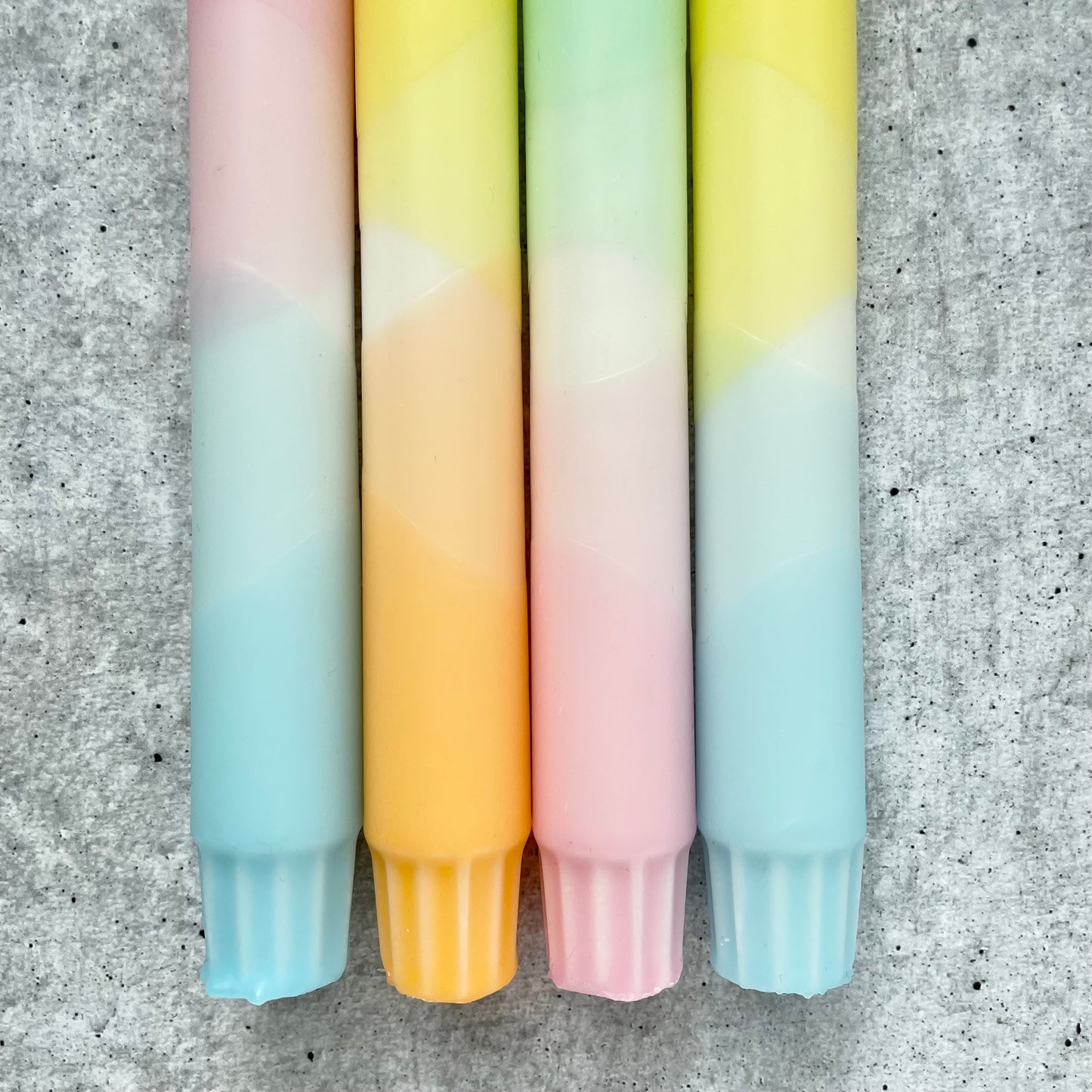 Pastellfarbene Dip Dye Kerzen im Frühlingston mit harmonischen Farbverläufen